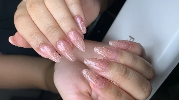 Logotipo Lívia Hau Nails